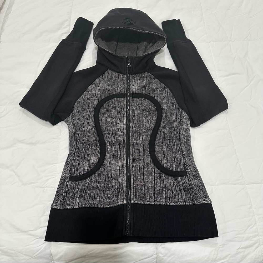 Lululemon Scuba Hoodie ll Black/White Sz 8 Womens
Fitted Hip length Long sleeve
